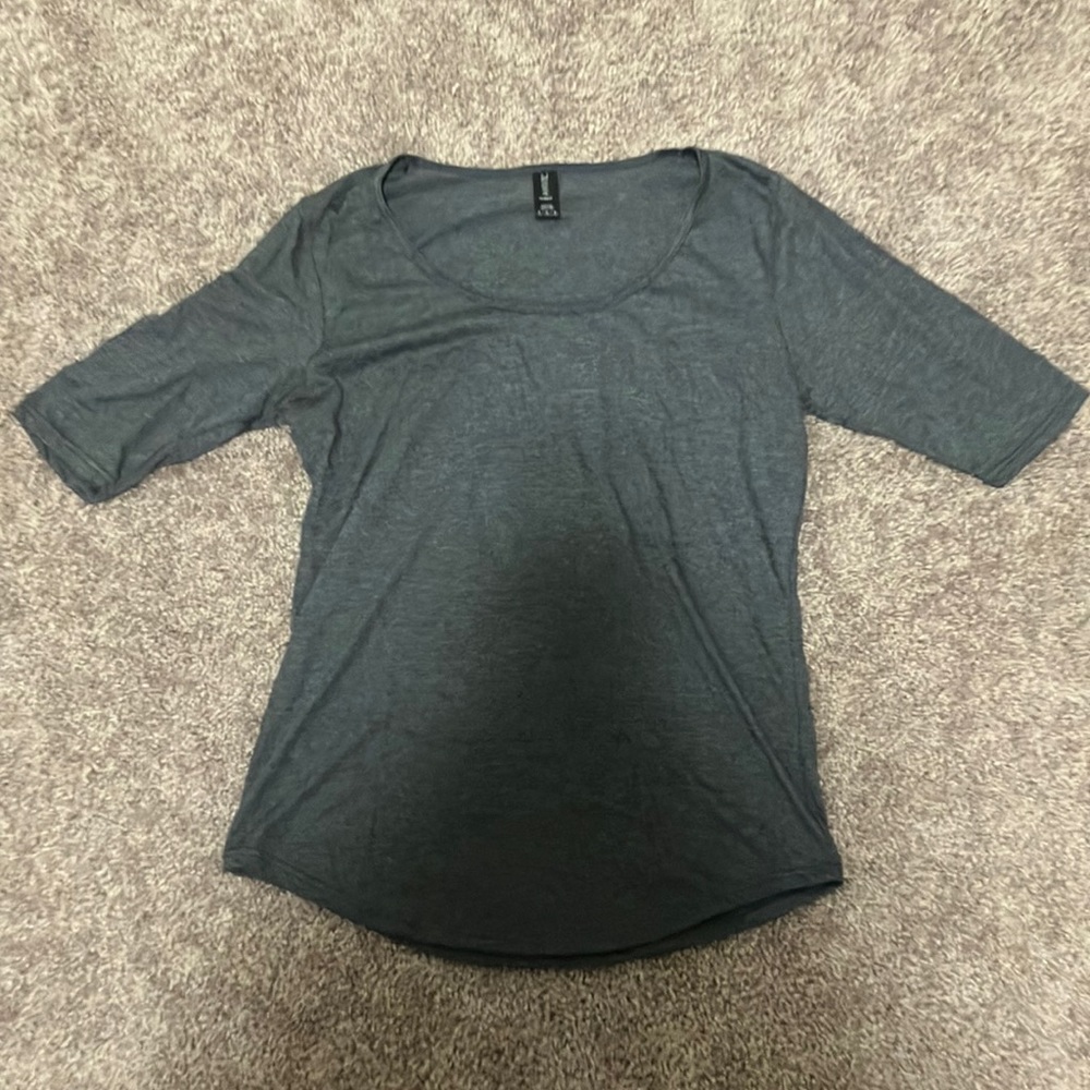 Women's medium gray short sleeve shirt